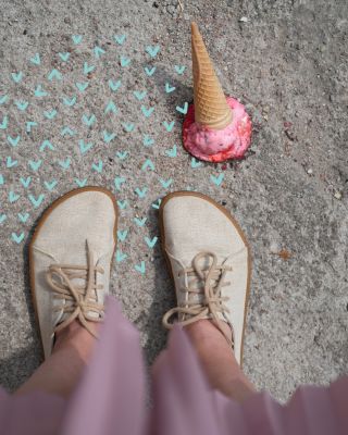 Vzduch jako v pekárně, slunce vám pere do zátylku a vy jste právě šlápli do něčeho, co mělo zůstat na kornoutku. 🥲 Taky...