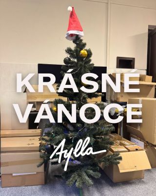Vánoční úklid jsme letos nestihli. Razíme heslo, že důležitější je (ú)klid mysli. 🤍 Přejeme šťastné a bosé. 🎄👣 Vaše Aylla